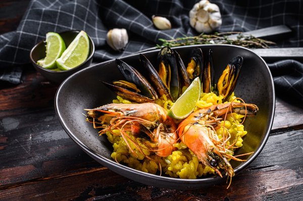 What's the Secret to a Flavorful Seafood Paella with Saffron and Fresh Shellfish?