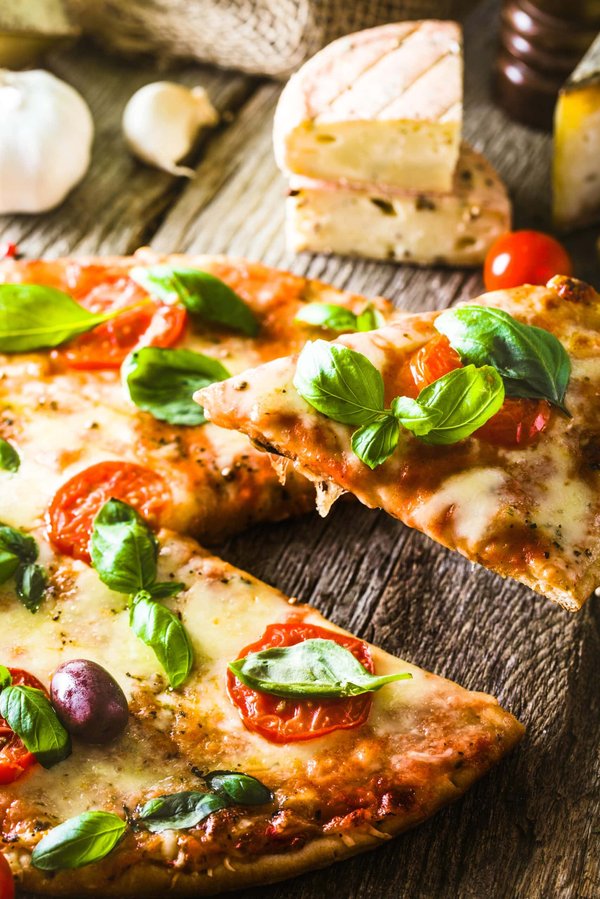 How to Perfect a Classic Margherita Pizza with Fresh Mozzarella and Basil?