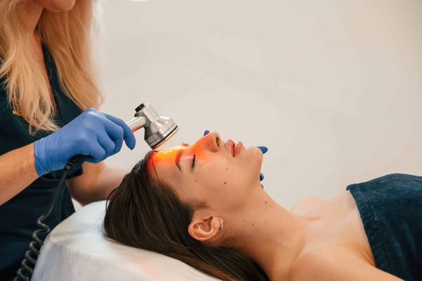 What role does augmented reality play in improving the home customization process?